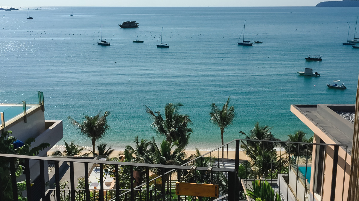 vue sur la mer depuis une chambre d'hotel